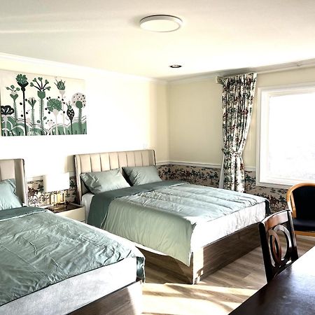 Master Bedroom With Two Queen Sized Bed Richmond Ngoại thất bức ảnh